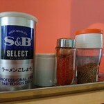 二代目 女がじゅまる - カウンター上の調味料
