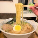 四季の千成 - 四季の千成＠青森　細めんの中華そば・ワンタン入り　麺リフト