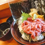 魚健 - 中おち丼 (1,100円・税別)