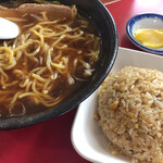 中華飯店　八宝園 - ネギ油醤油ラーメンと半チャーハン