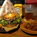 TOKYO ALEWORKS STATION TAPROOM - チーズバーガー1200円、チリビーンズ600円