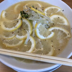 麺屋 蓮々 - レモン増しをした鶏白湯。並べ方も芸術だわ