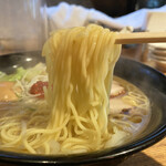 五大力 - 細めのストレート麺、もっちりと美味しい〜