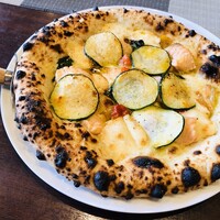 トラットリア イル レガーロ - サーモンとズッキーニ自家製燻製モッツァレラのピザ