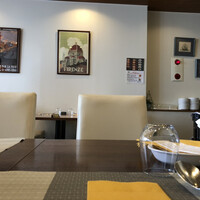 トラットリア イル レガーロ - 店内のテーブル