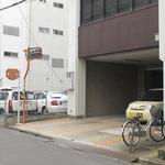 パティシエールかにわし - 駐車場２台分（軽自動車？）