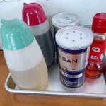 極濃湯麺 シントミ - 【2020.9.27(日)】テーブルにある調味料