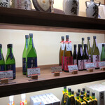 Tenryou Shuzou - 色々なお酒が並んでます