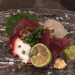 鮮魚と色鶏どりの酒処 ふ～ち～く～ち～ - お刺身盛り合わせ