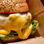 自由が丘バーガー - チーズバーガーRegular@1,500円＋白糖酪恵舎のスカルモッツァ(燻製)@500円