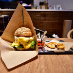 自由が丘バーガー - チーズバーガーRegular@1,500円＋白糖酪恵舎のスカルモッツァ(燻製)@500円：全景。フレンチフライ＆ケチャップ付