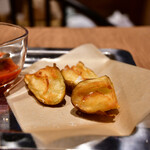 自由が丘バーガー - チーズバーガーRegular@1,500円＋白糖酪恵舎のスカルモッツァ(燻製)@500円：全景。フレンチフライ＆ケチャップ付