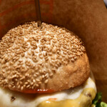 自由が丘バーガー - チーズバーガーRegular@1,500円＋白糖酪恵舎のスカルモッツァ(燻製)@500円：クラウン