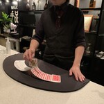手品家 - 内観写真:テーブルマジックから音楽と照明を取り入れたショータイムもあります。
