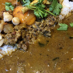 LAMP - 接写！手前はおかわり自由のチキンカレーグレービー。