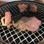 焼肉 蒼 - 本当は焼き台、スポットライト当たるんだけど、
球切れで(´・ω・｀)