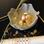 銀座 - 生ハムと無花果です。手前は箸置きかと思いきや、魚が隠れていました、、、