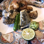 銀座 - オコゼの丸ごと唐揚げ。全部食べれるとのことでしたが、顔は頬の部分のみで断念。背骨も硬いですがバリバリ良く噛んで頂きました。