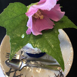 銀座 - デザート1品目です。お花の飾りの下を撮れば良かったのですが、中にはブルーベリーチーズケーキのアイス、梨、シャインマスカットでした。アイスは濃厚で結構甘いですが美味しいです。