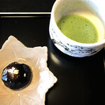 銀座 - 抹茶とゼリー饅頭。饅頭はスプーンで掬えないくらいプリプリトロトロで中には白餡が入っています。