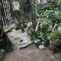 銀座 - 門を潜って正面の写真です。鹿威しがお出迎えしてくれて趣があります。