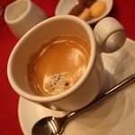 CAFE CUBE - イタリアンスタイルのコーヒー。小さな菓子付きでした。
