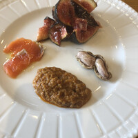 La Stalla - 前菜:イチジクとパンチェッタ？のサラダ仕立て、スモークサーモン、茹で落花生、茄子の身とベーコン、トマトの煮物。絶品でした。