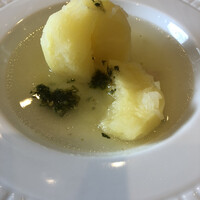 La Stalla - じゃがいもの丸鷄スープ煮。12時間煮たじゃがいもはマッシュしたようにほろほろ。優しい味にジェノベーゼソースが変化を加えています。