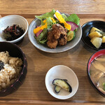 BROWN RICE Tokyo Omotesando - 一汁三菜
            今日は大豆ミート香味揚げ。
            お味噌汁はきのこ汁。