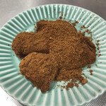 腰掛庵 - わらびもちの三等分したもの（きな粉たっぷり）