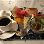 ヒロミ - ホットコーヒー350円にホットドックにフルーツ盛り合わせですモーニングセット500円。