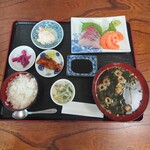 魚屋の寿司　東信 - 日替わり定食(ハマチとオーロラサーモンの刺身)