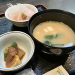 Ichifuji - 小鉢、味噌汁。