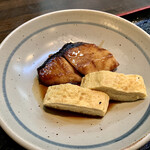 一富士 - ブリの照り焼き、だし巻きたまご。
      素朴な味付けのだし巻きたまご、適度な歯応えがあった。