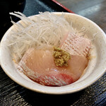 一富士 - 刺身（鯛）の小鉢。
      新鮮感のある身質だった。
