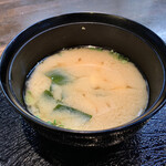 一富士 - 優しい味付けの味噌汁。
      しっかりとしたわかめが使用されている。