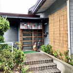 一富士 - 店舗入口。
      そのまんま民家のような感じ、段差に注意⚠︎