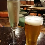 BAR KOTATSUYA - こぼれスパークリング 300円、生ビール 300円 ハッピーアワー価格