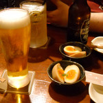 豚小家 - 生ビール450円とお通しの煮た孫