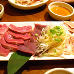 豚小家 - モツ刺し5点盛りタン、ハツ、レバー、臨月、ガツ