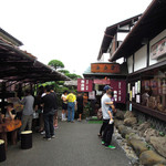 奥会津 - 13時近いのに店の外で大勢待ってます