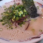 博多ラーメン ぞんたく - 白とんこつラーメン並。