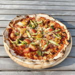 エヌクレア - 料理写真:自家製ベーコンと農園の野菜たっぷりのピザ