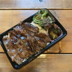 Toukaichiba Honkaku Shio Horumon Yakiniku Sumibi - 牛カルビ弁当