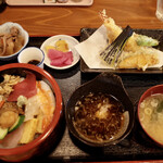 居酒屋 秀 - 日替わりランチ「おまかせ海鮮丼と天プラ定食」￥1,000