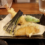 居酒屋 秀 - 揚げ立てのサックサクの天ぷらエビがプリプリで美味しい！