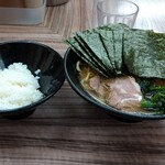 らーめん武蔵家 - 並盛ラーメン＋のり＋ライス小！(*’ω’ﾉﾉﾞ☆ﾊﾟﾁﾊﾟﾁ