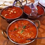 ニルワナム 神谷町店 - カレー、お店のおすすめ3種。左奥からビンディ・マサラ、バターチキン、チキン・ロースト、