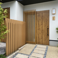 鮨 こだん - 雰囲気のある自然木が優しい印象です。