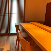 鮨 こだん - 天井の桧の化粧梁と１枚ものの桧のカウンターが目を引きますヽ(´▽｀)/